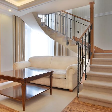 Retro Riverside Wellness Resort Карловы Вары Экстерьер фото A curved staircase