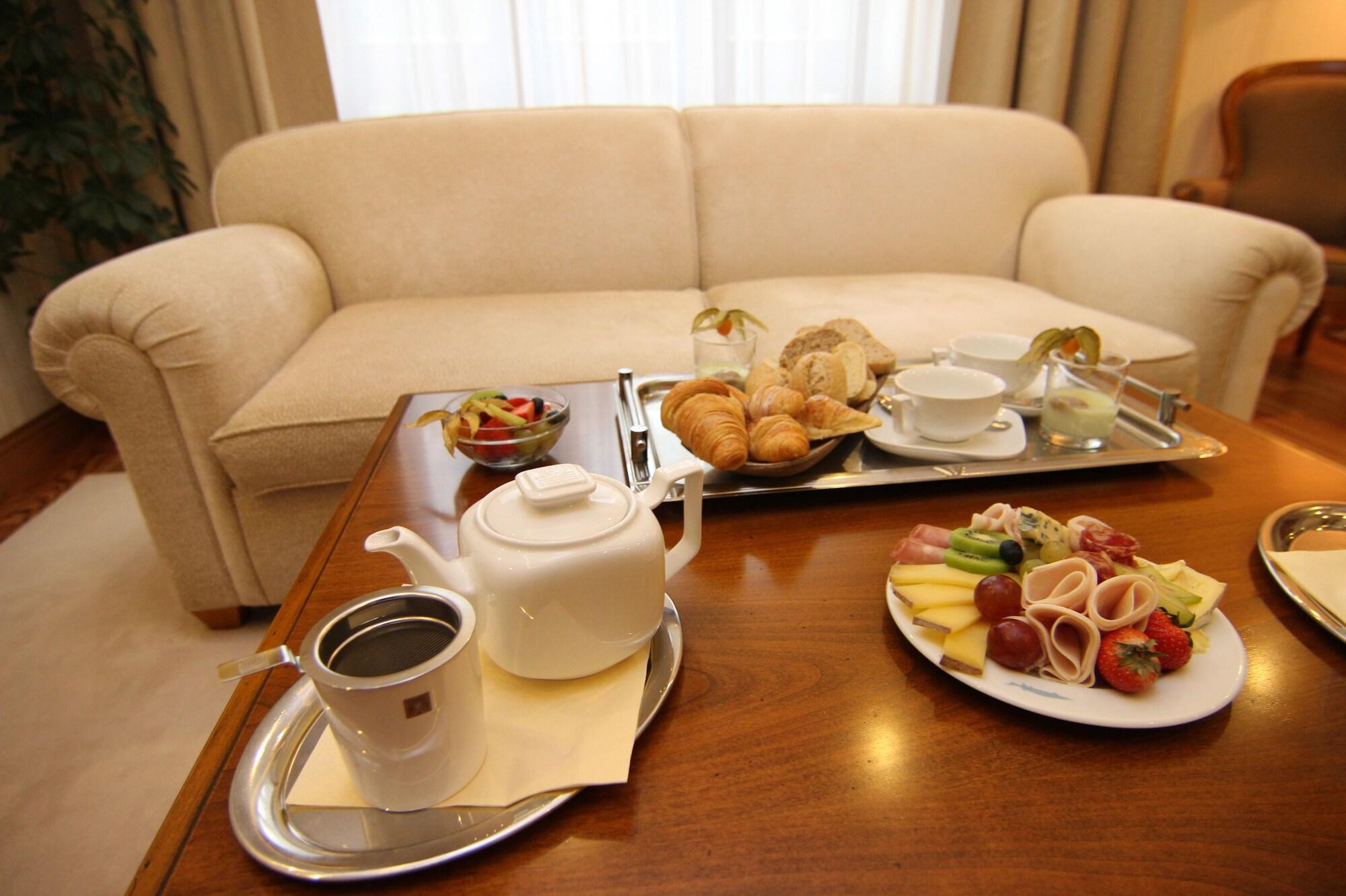 Retro Riverside Wellness Resort Карловы Вары Экстерьер фото Room service