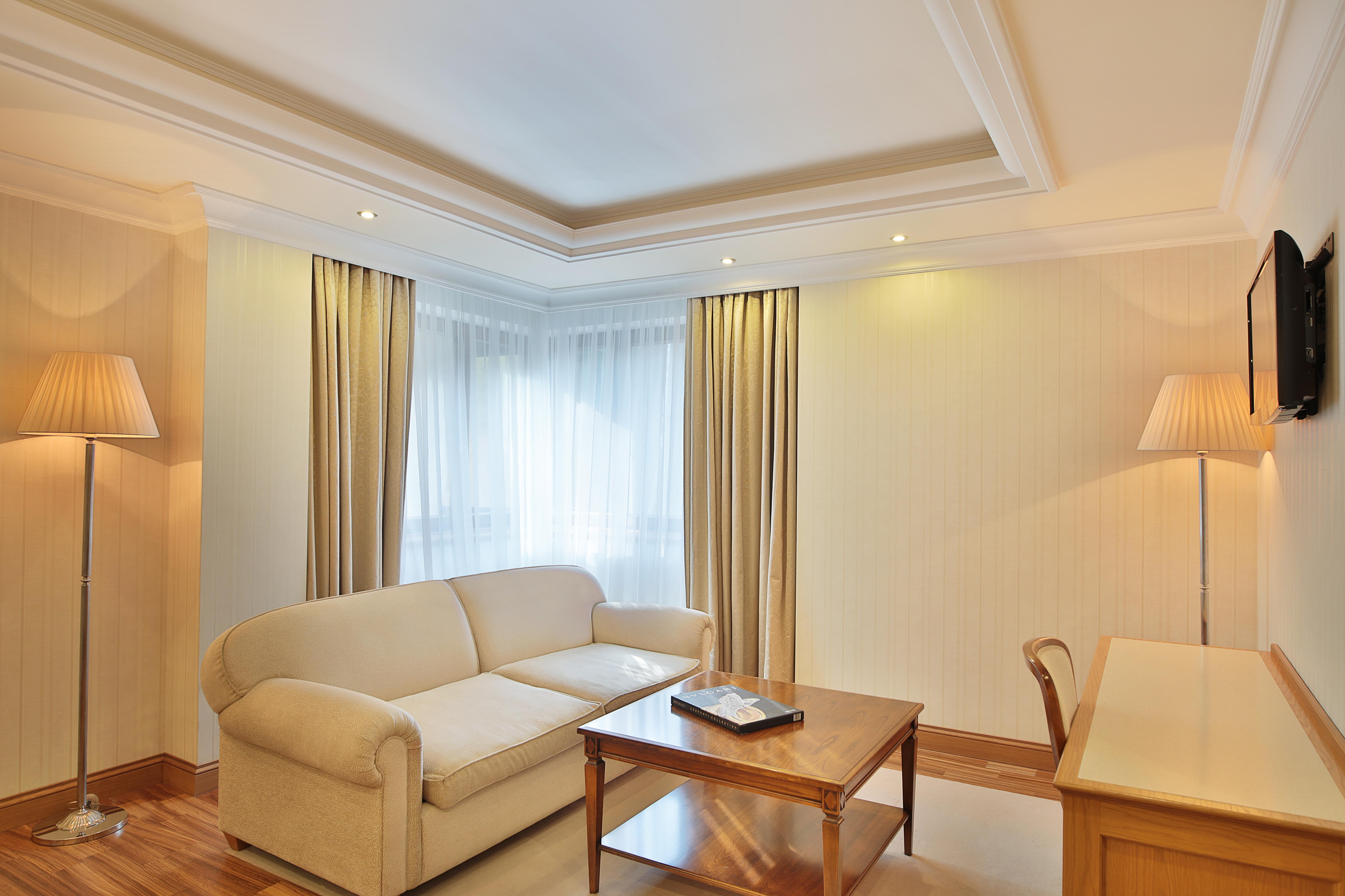 Retro Riverside Wellness Resort Карловы Вары Экстерьер фото A living room with a dropped ceiling