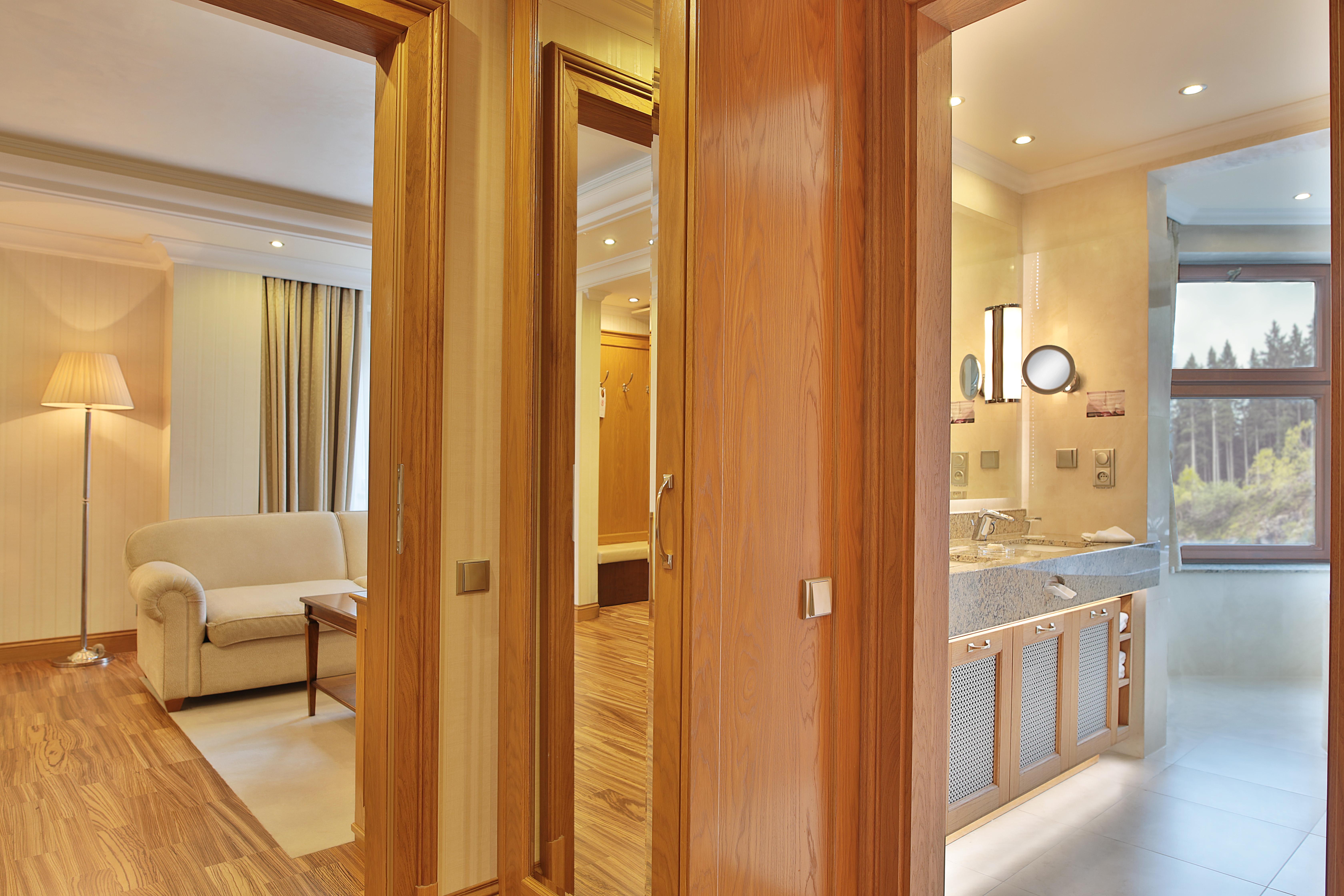 Retro Riverside Wellness Resort Карловы Вары Экстерьер фото Interior of a suite