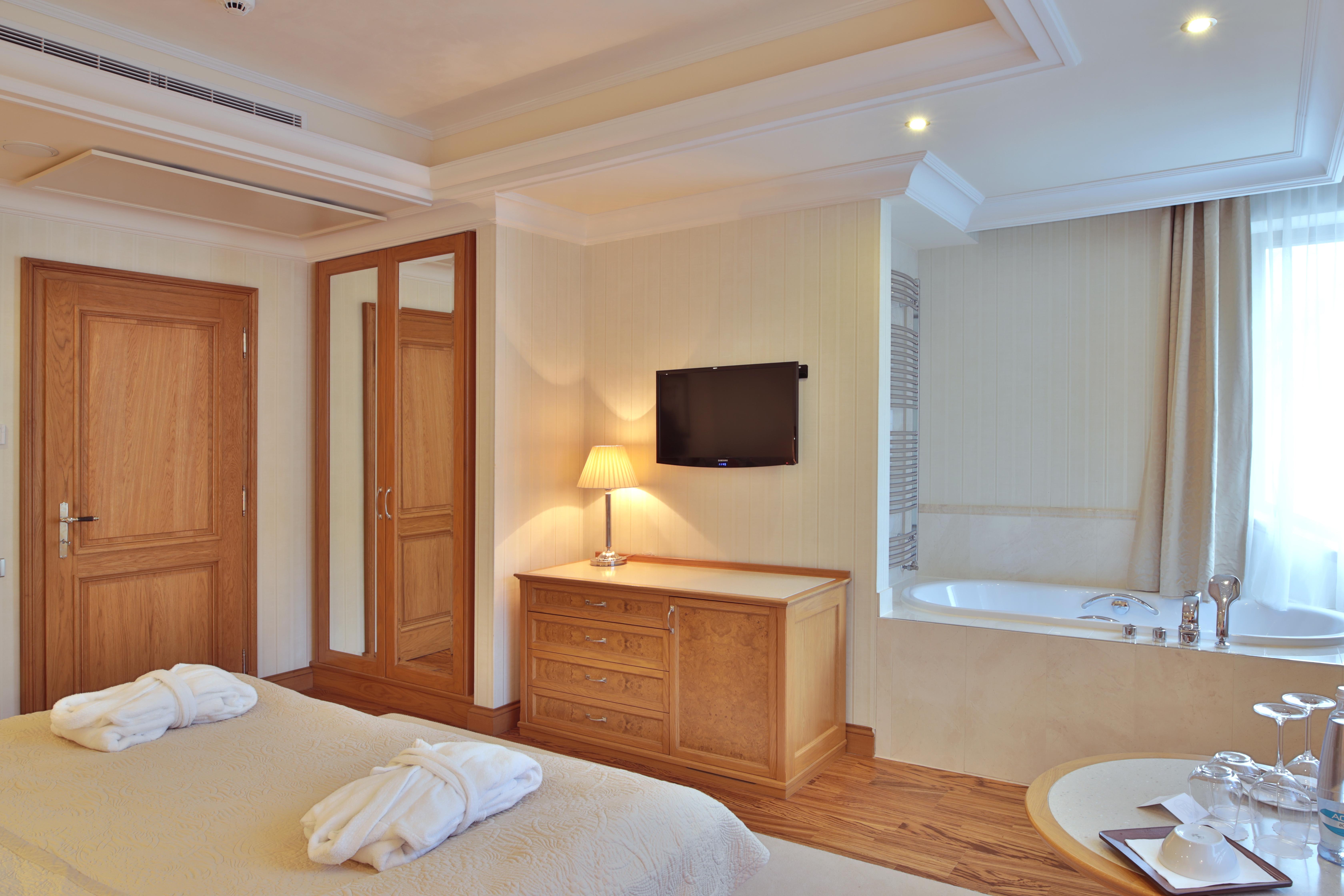 Retro Riverside Wellness Resort Карловы Вары Экстерьер фото A room at the hotel