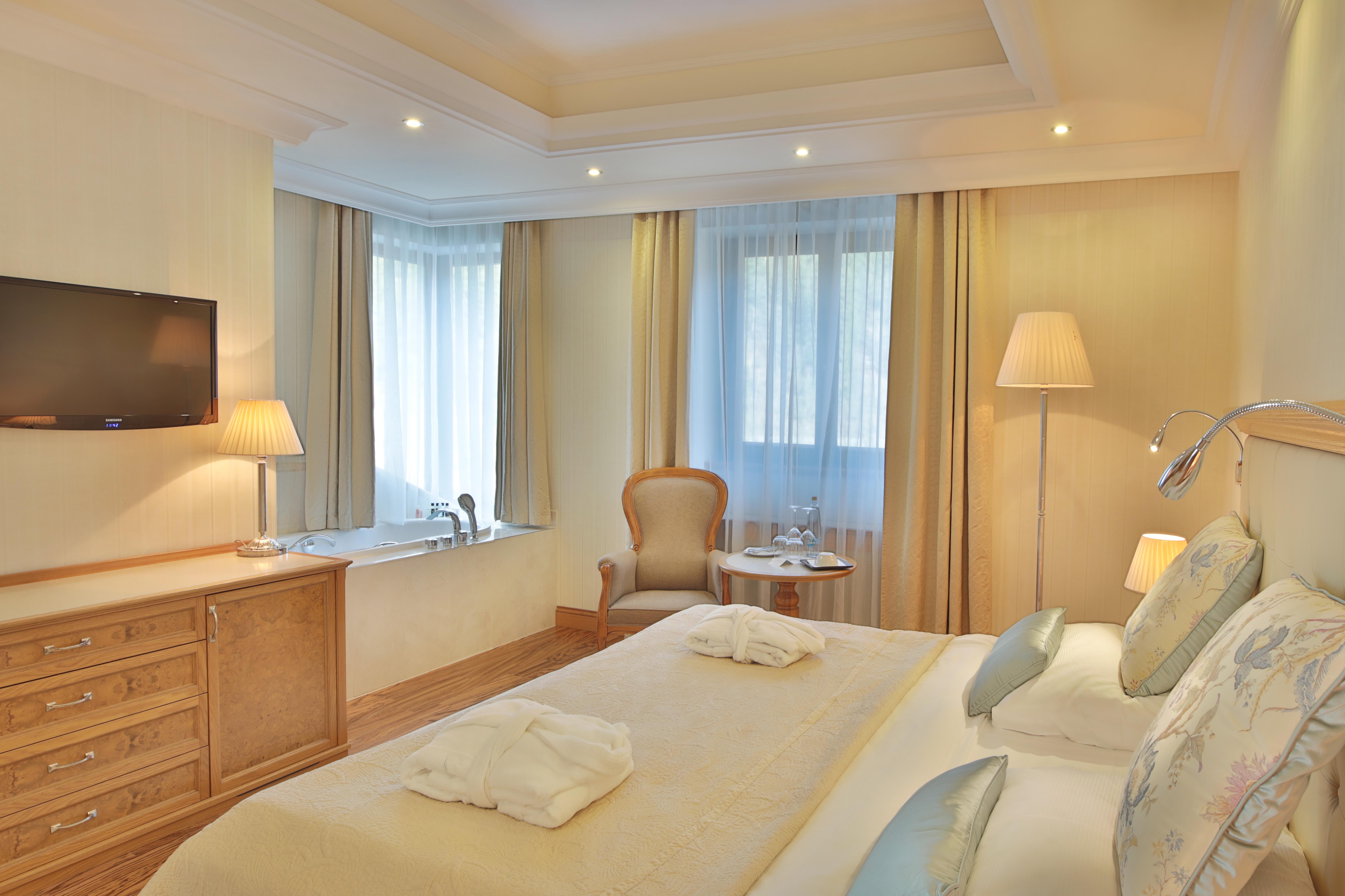 Retro Riverside Wellness Resort Карловы Вары Экстерьер фото A room at the hotel