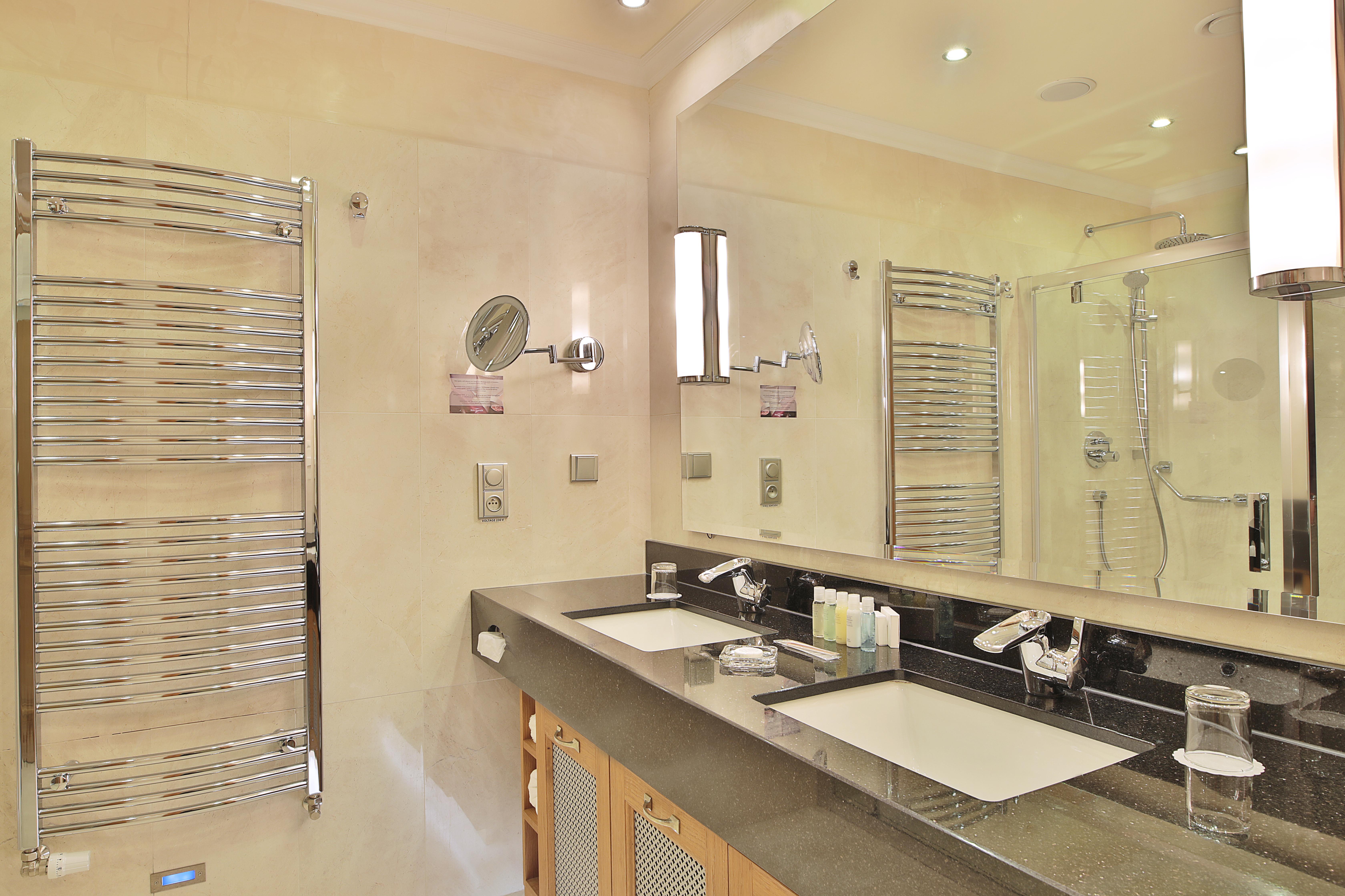 Retro Riverside Wellness Resort Карловы Вары Экстерьер фото A bathroom in a hotel