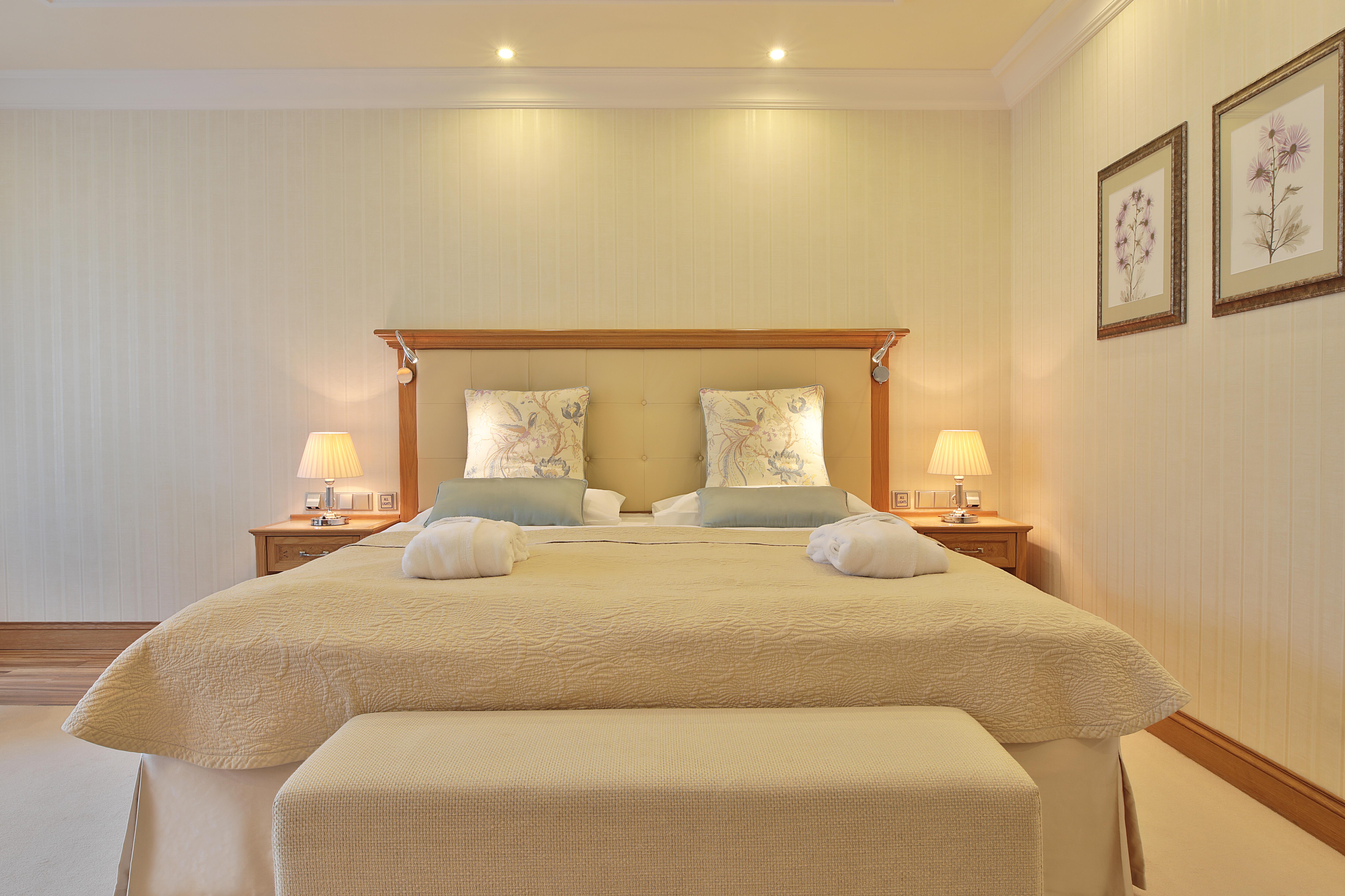 Retro Riverside Wellness Resort Карловы Вары Экстерьер фото A bedroom at the hotel