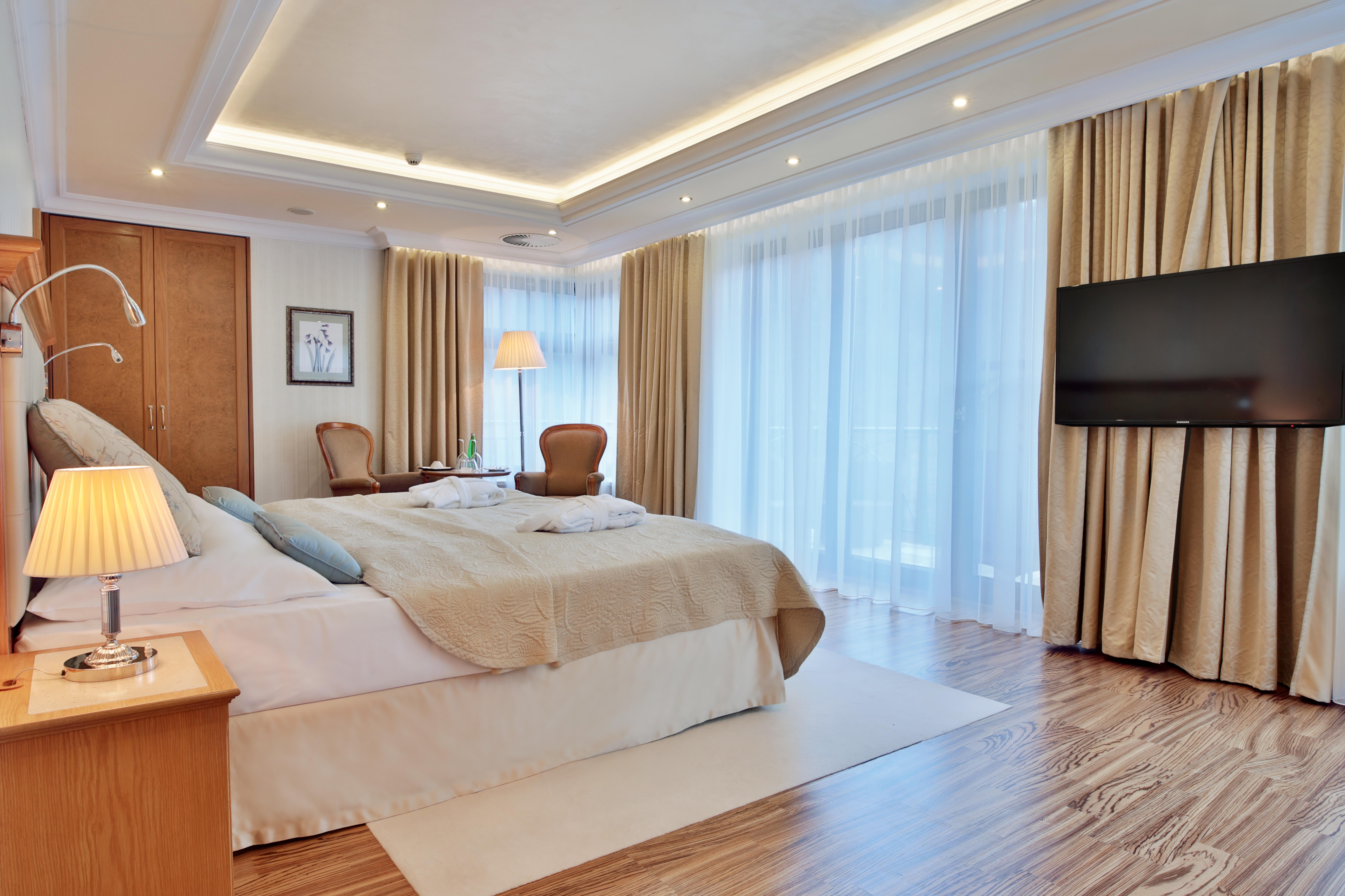 Retro Riverside Wellness Resort Карловы Вары Экстерьер фото A bedroom at the hotel