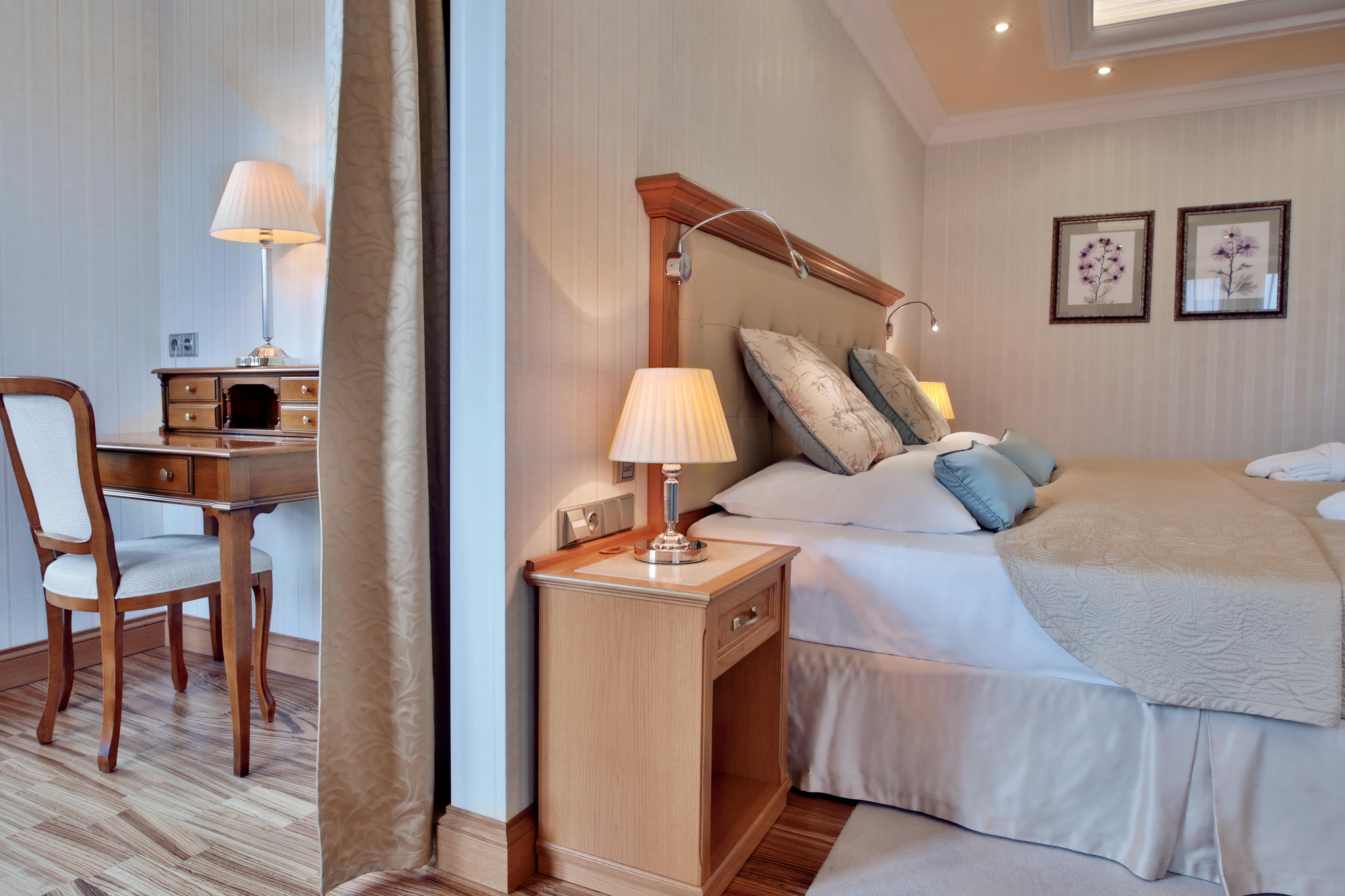 Retro Riverside Wellness Resort Карловы Вары Экстерьер фото A bedroom in the hotel