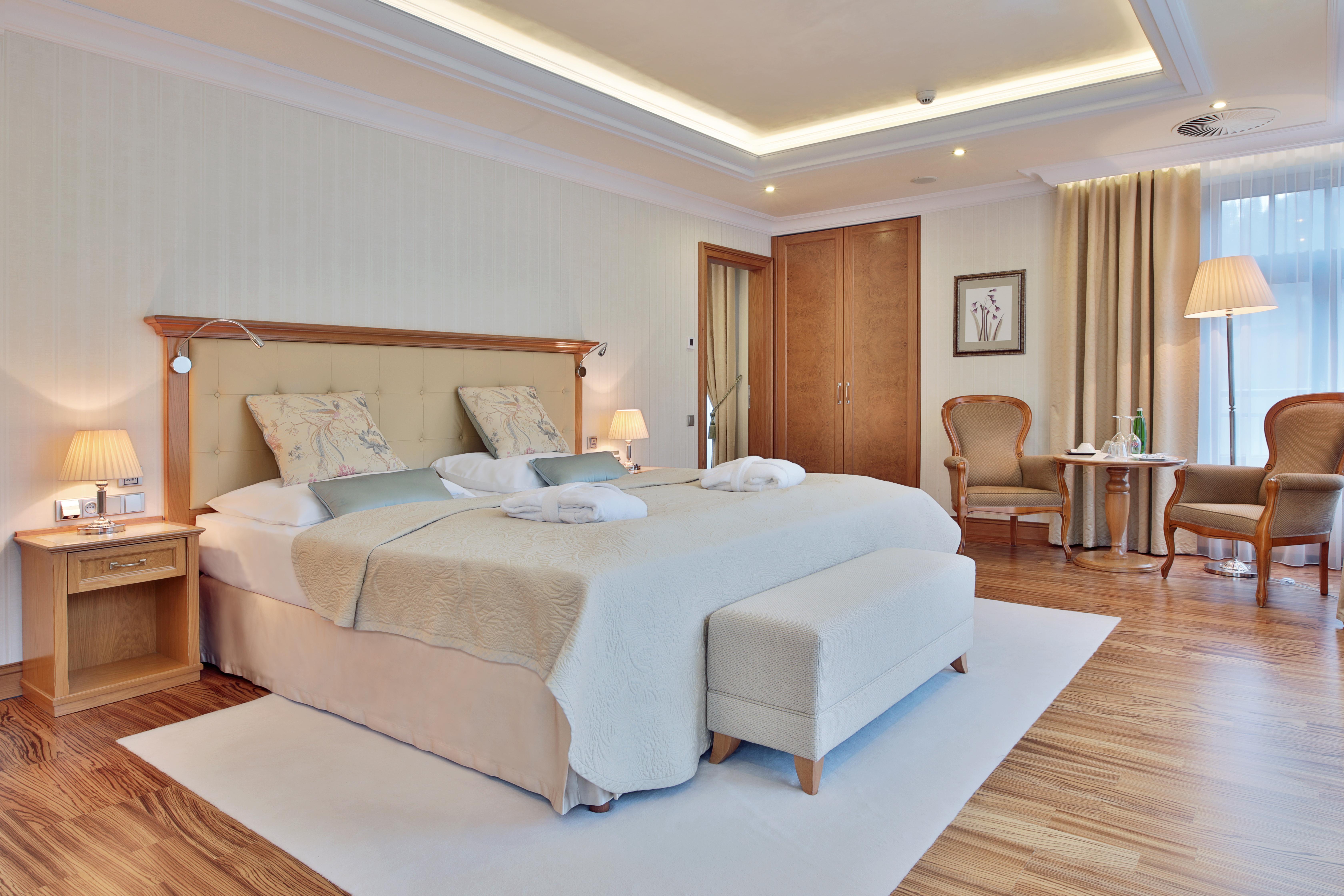 Retro Riverside Wellness Resort Карловы Вары Экстерьер фото A room at the hotel