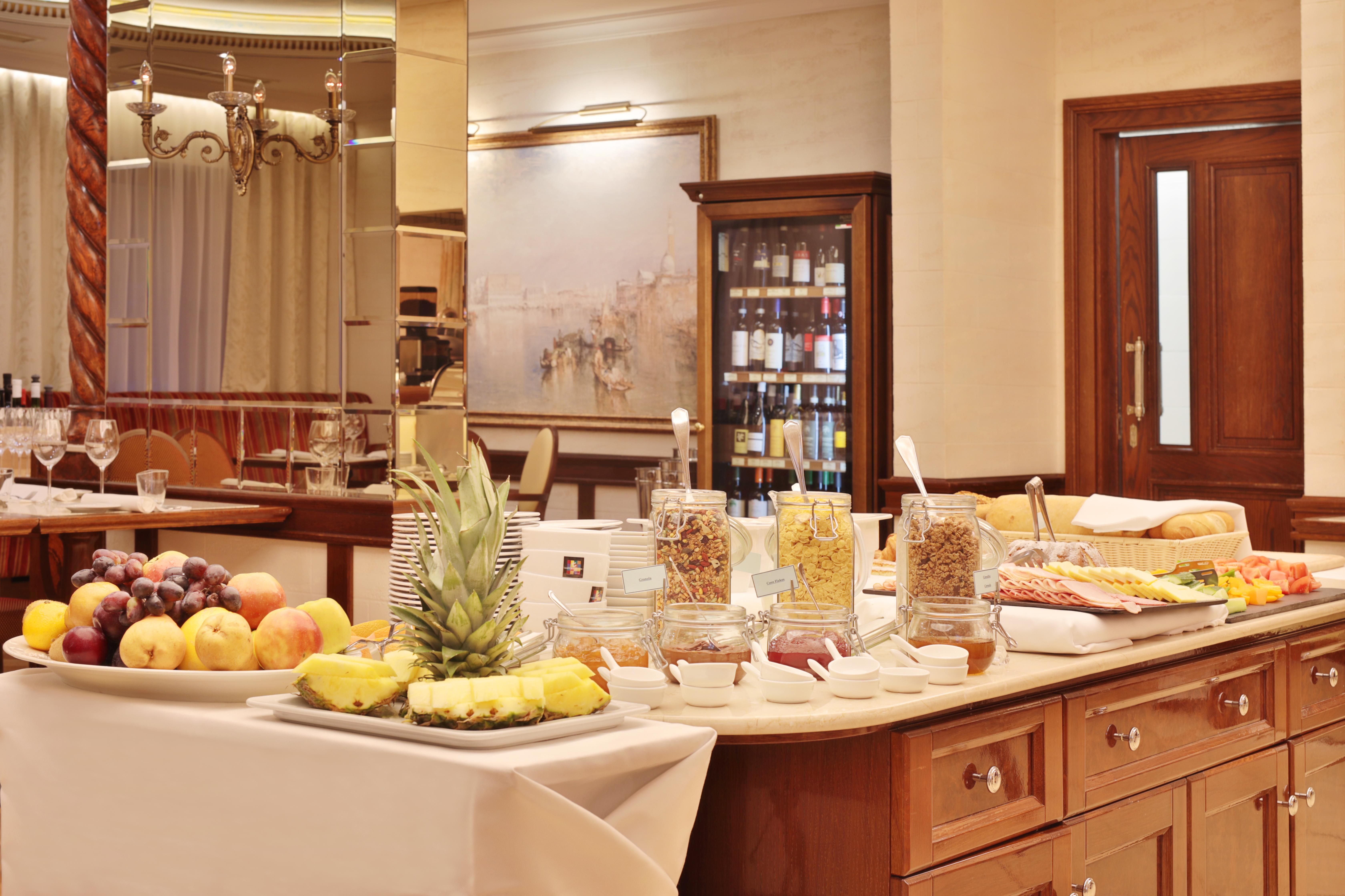 Retro Riverside Wellness Resort Карловы Вары Экстерьер фото A buffet at a hotel