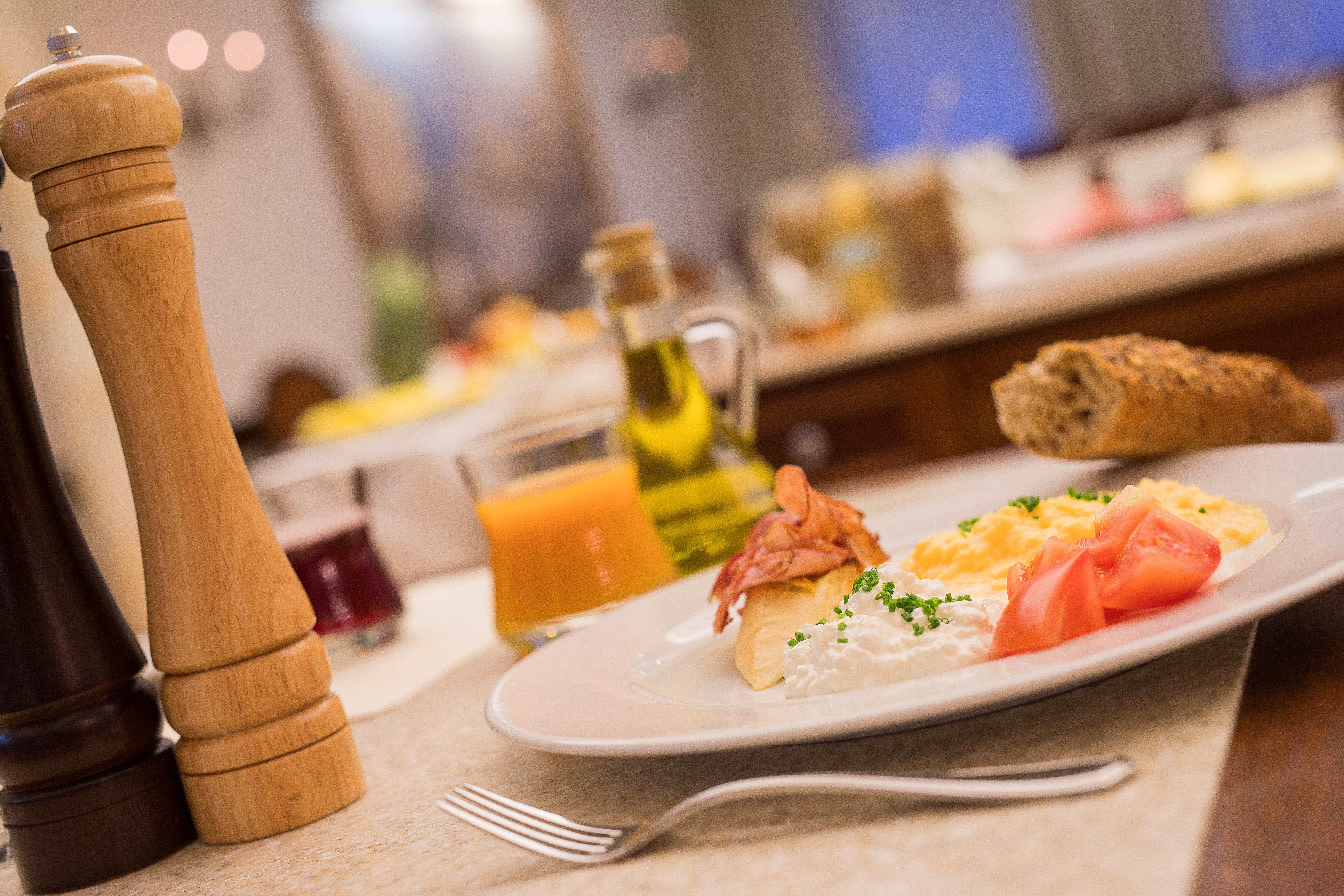 Retro Riverside Wellness Resort Карловы Вары Экстерьер фото A typical breakfast at the hotel