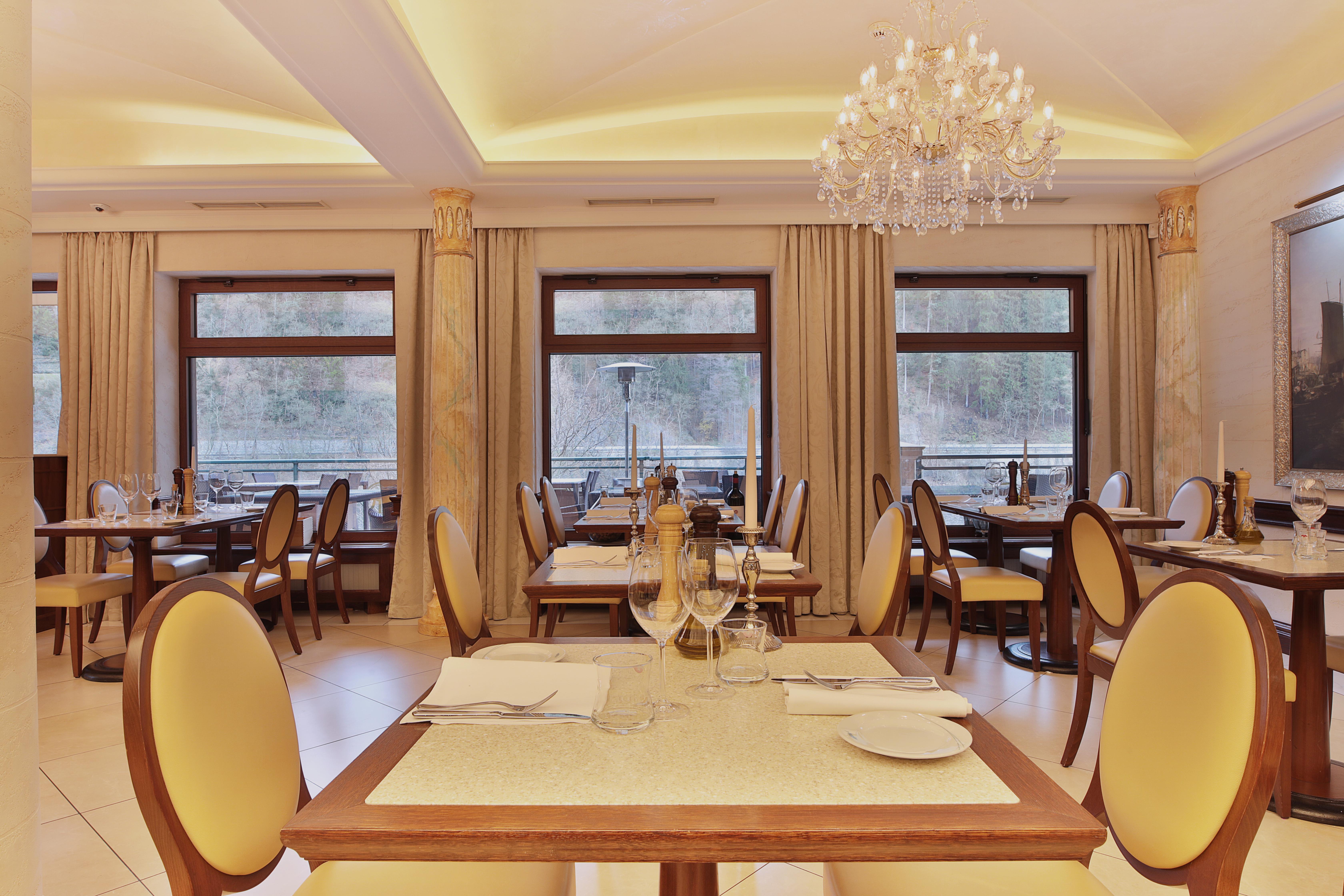 Retro Riverside Wellness Resort Карловы Вары Экстерьер фото Restaurant