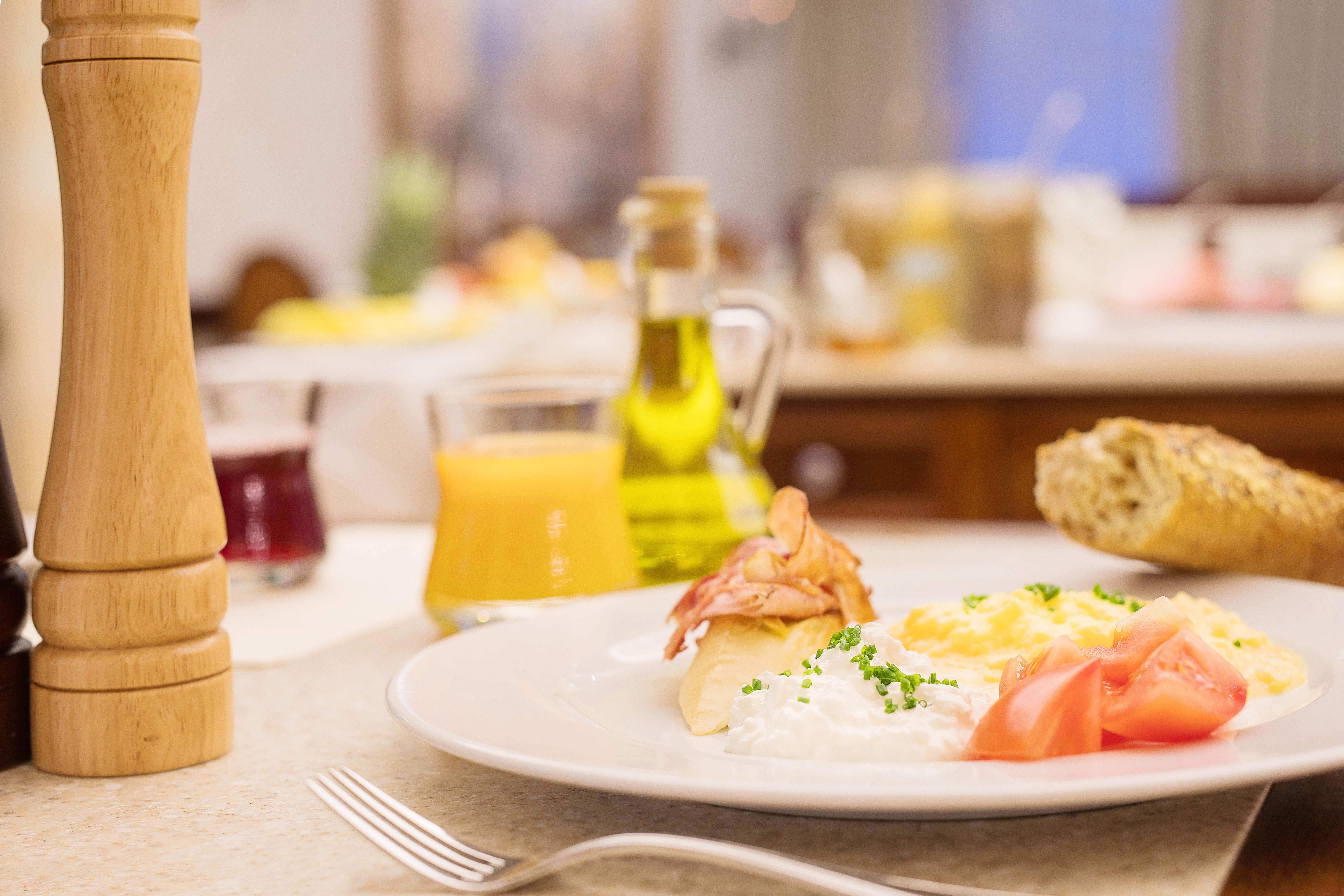 Retro Riverside Wellness Resort Карловы Вары Экстерьер фото A typical breakfast at a hotel