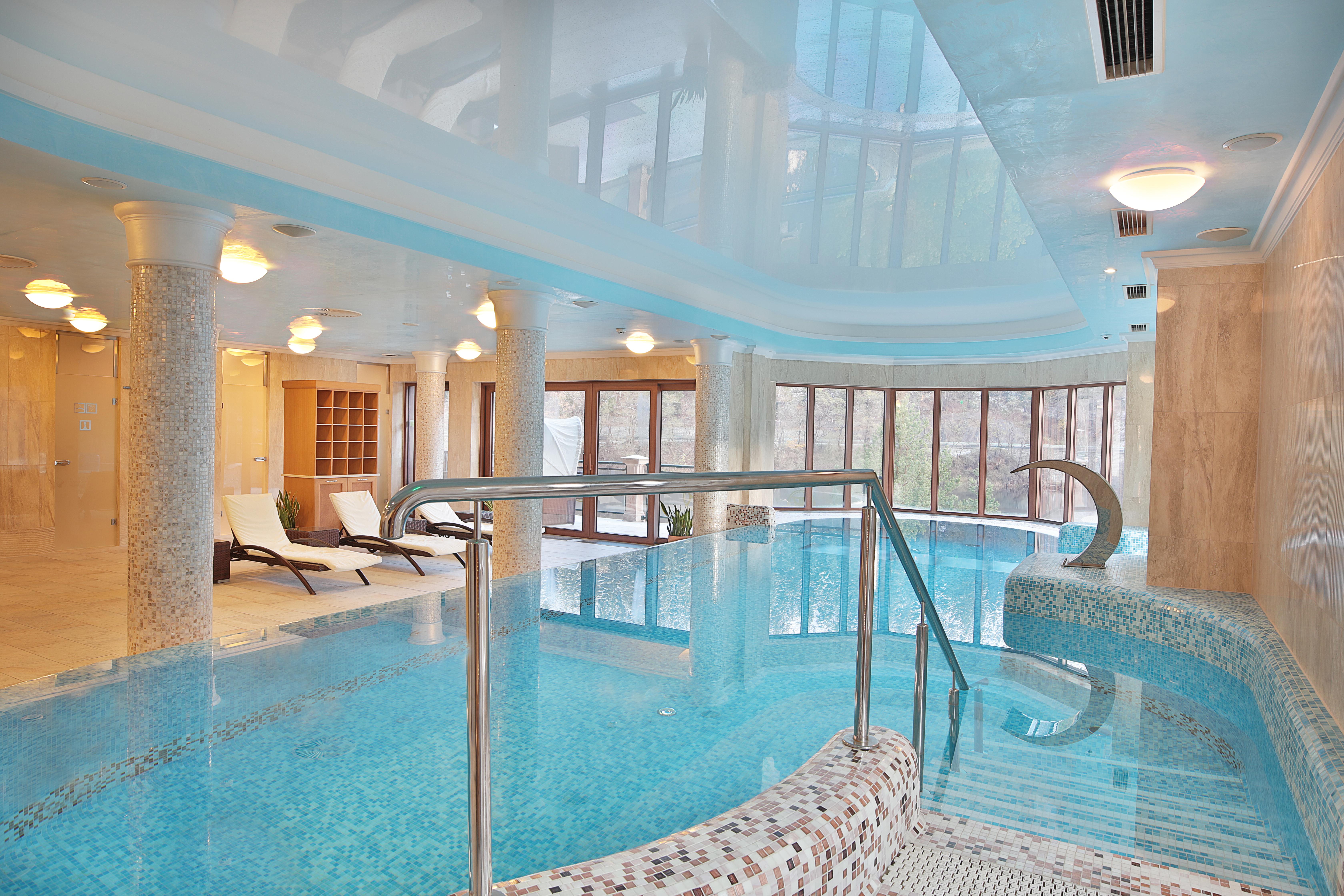 Retro Riverside Wellness Resort Карловы Вары Экстерьер фото The swimming pool at the hotel