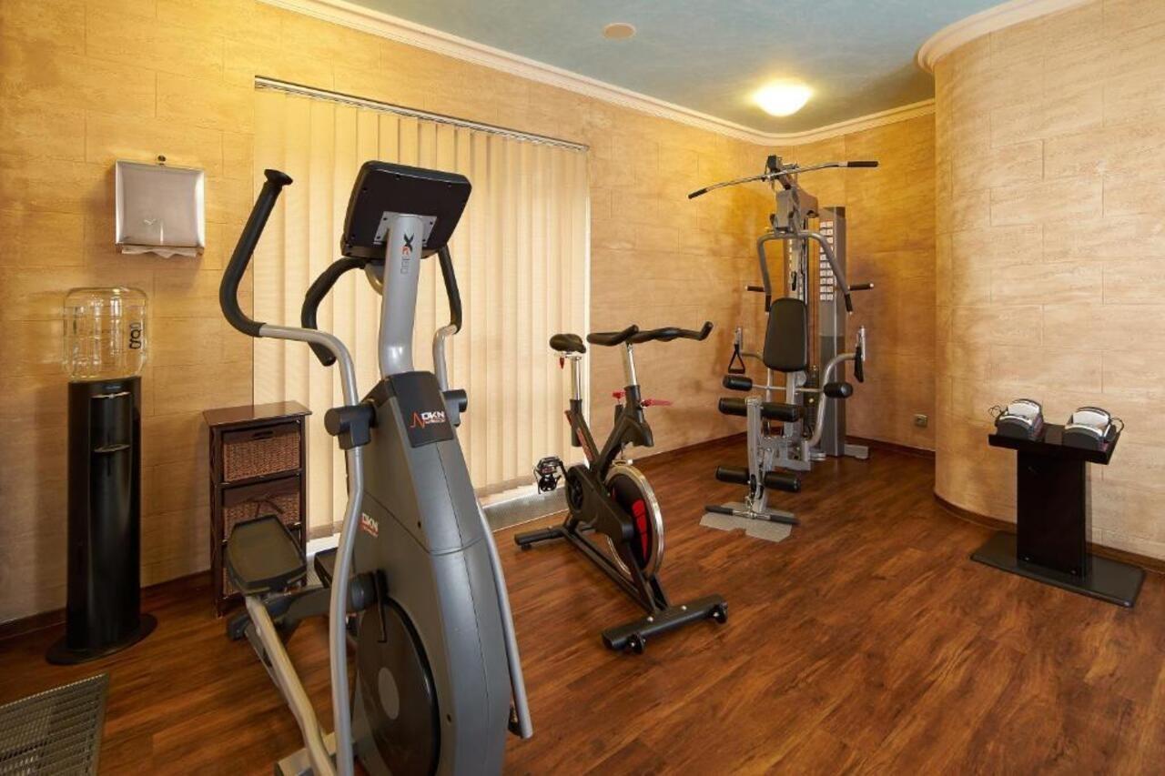 Retro Riverside Wellness Resort Карловы Вары Экстерьер фото A gym at a hotel