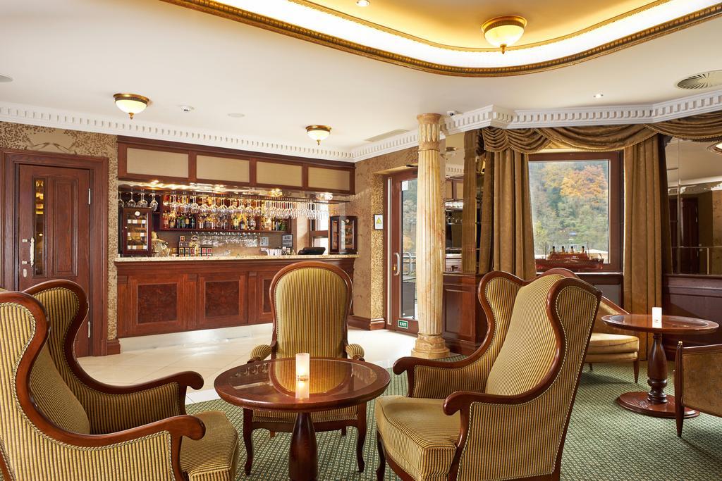 Retro Riverside Wellness Resort Карловы Вары Экстерьер фото The bar at the hotel