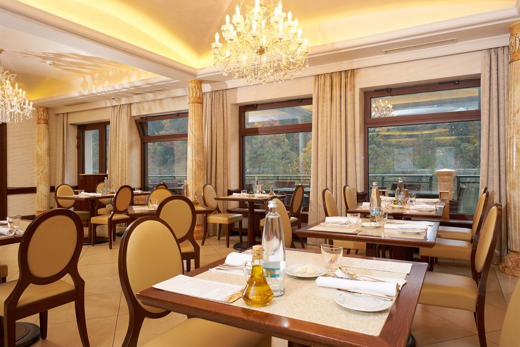 Retro Riverside Wellness Resort Карловы Вары Экстерьер фото The restaurant
