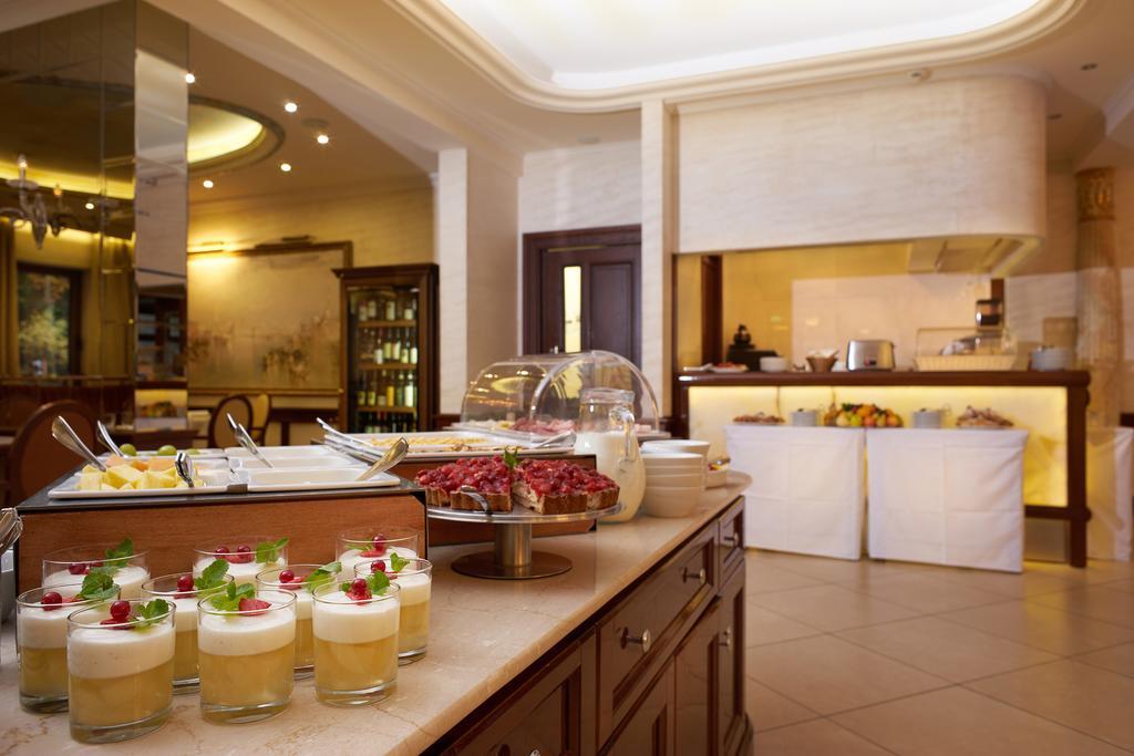 Retro Riverside Wellness Resort Карловы Вары Экстерьер фото The buffet at the restaurant