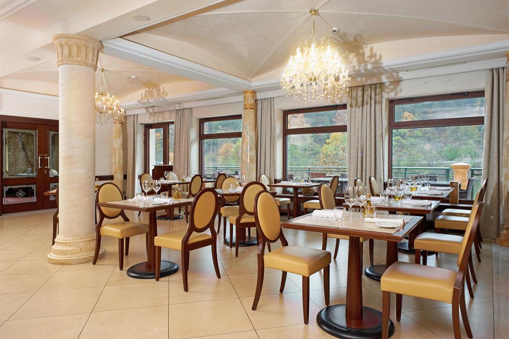 Retro Riverside Wellness Resort Карловы Вары Экстерьер фото Restaurant